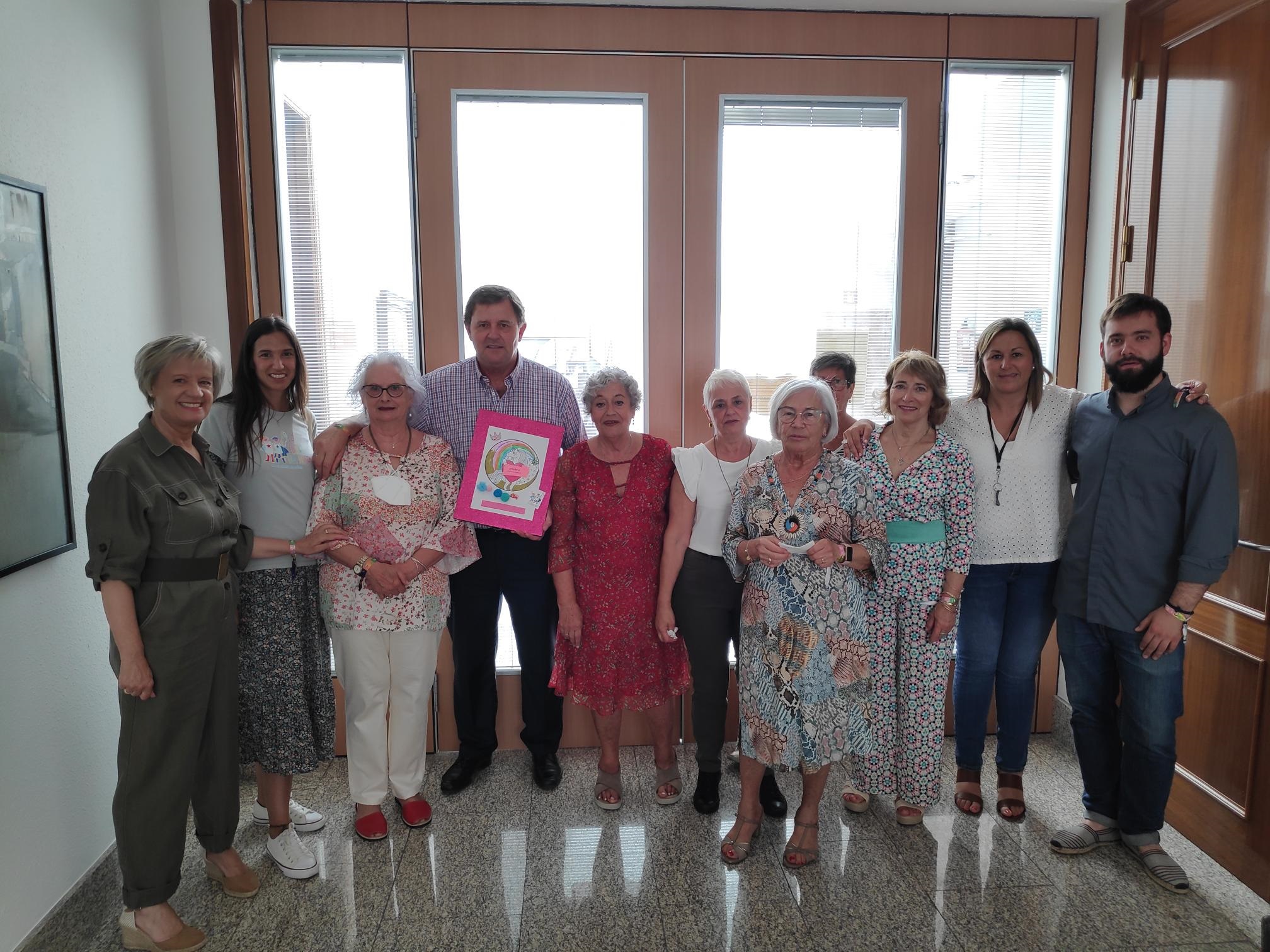 La asociación de mujeres Itzartu dice adiós con una donación solidaria