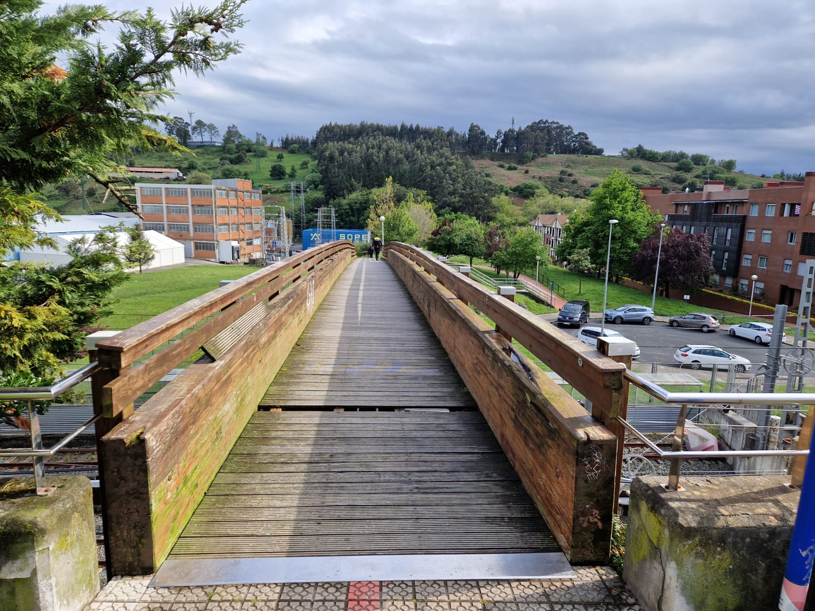 Cerrado temporalmente el puente de madera que une la calle Bultzibide con Lizarre